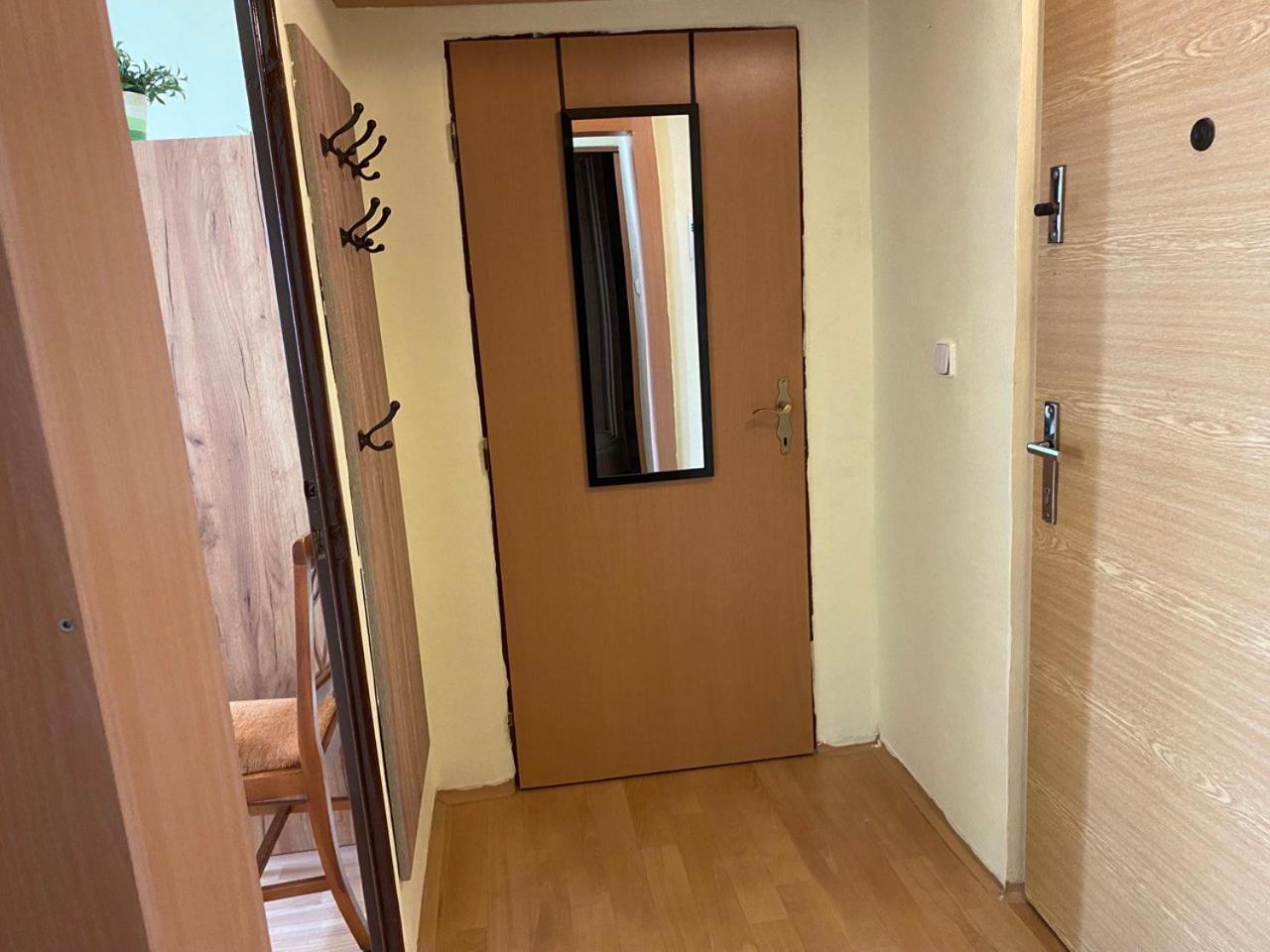 Apartmany 2Kk U Fakultni Nemocnice Volne Parkovani Hradec Králové Dış mekan fotoğraf