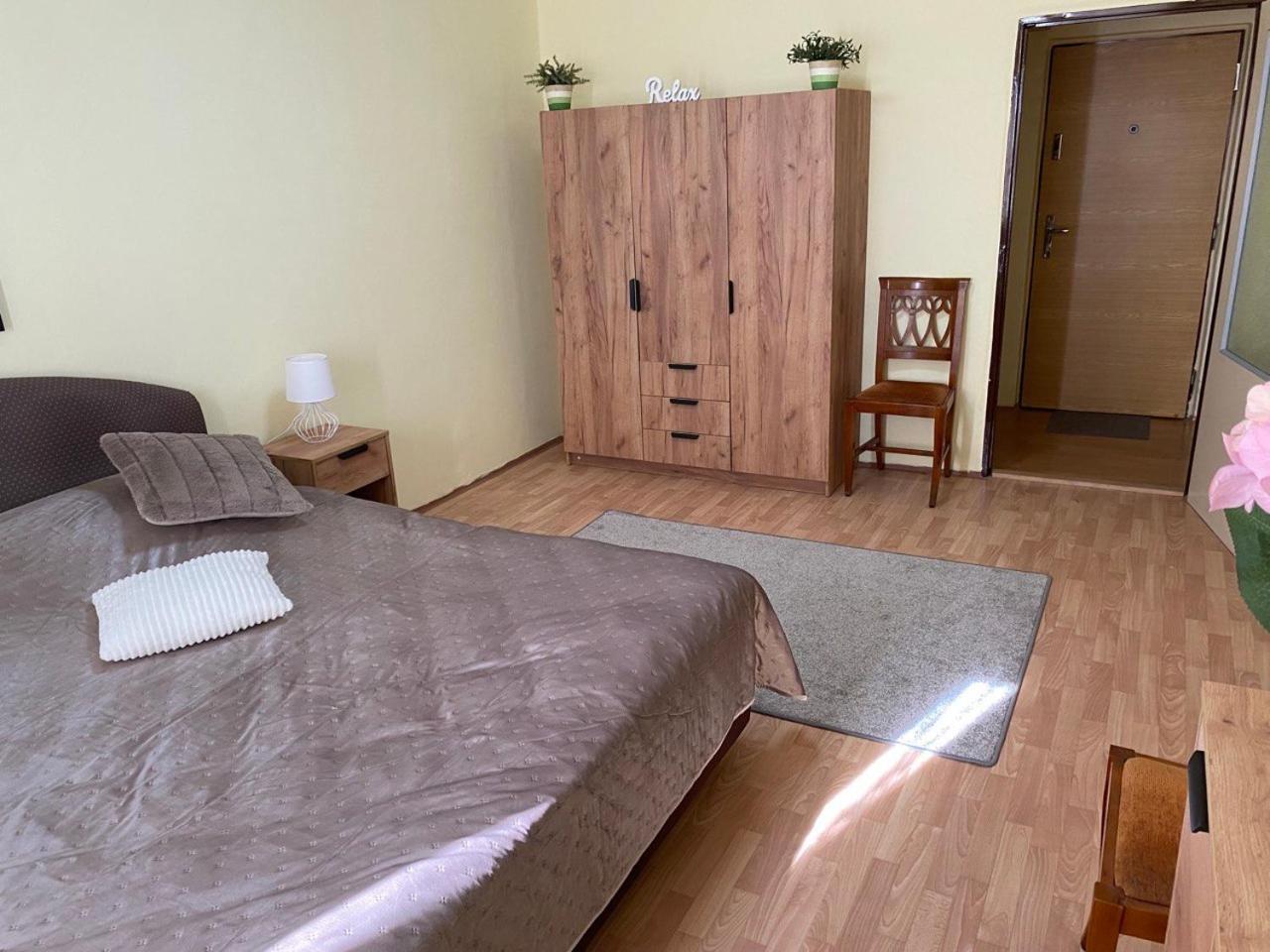 Apartmany 2Kk U Fakultni Nemocnice Volne Parkovani Hradec Králové Dış mekan fotoğraf