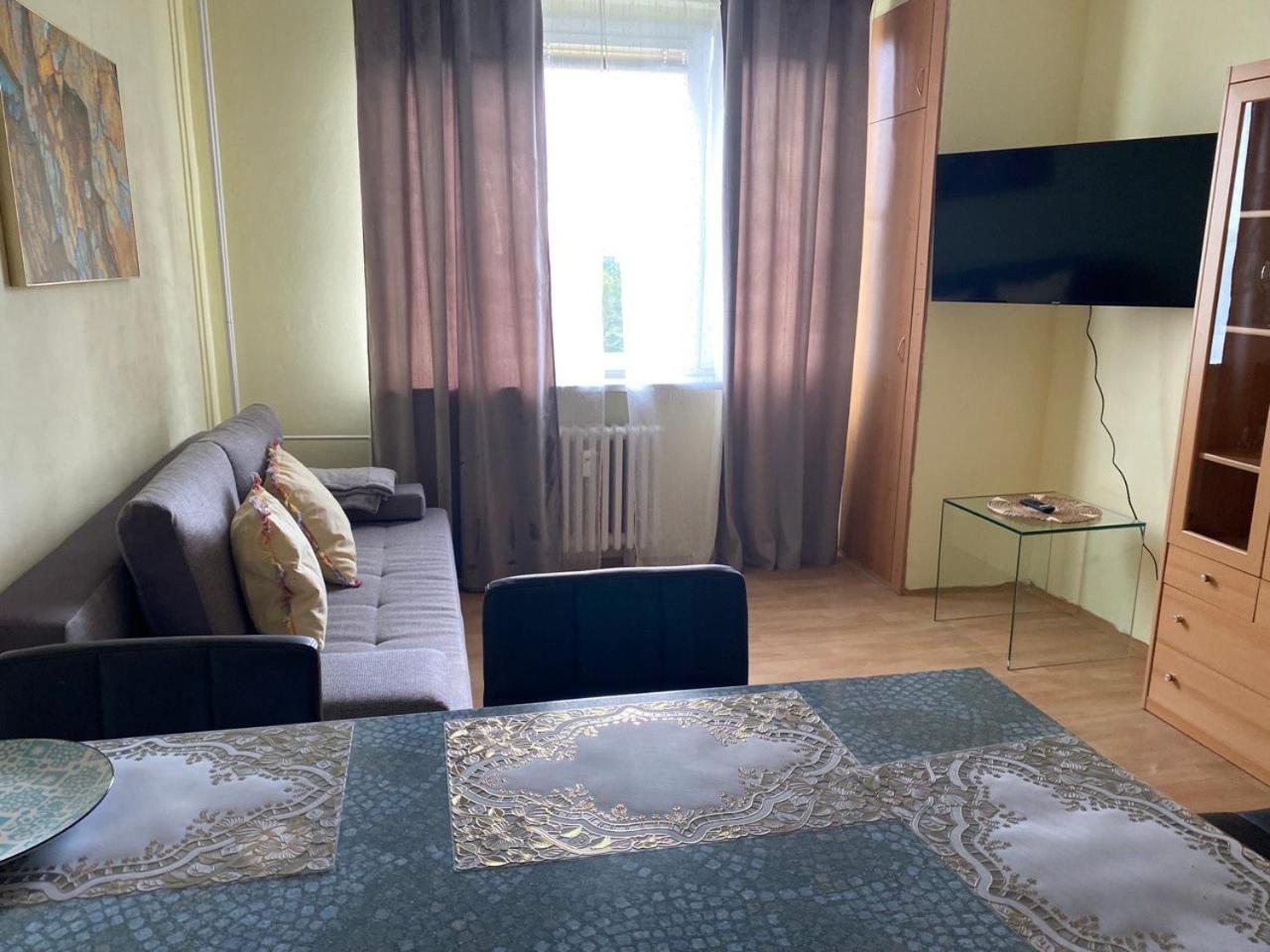 Apartmany 2Kk U Fakultni Nemocnice Volne Parkovani Hradec Králové Dış mekan fotoğraf